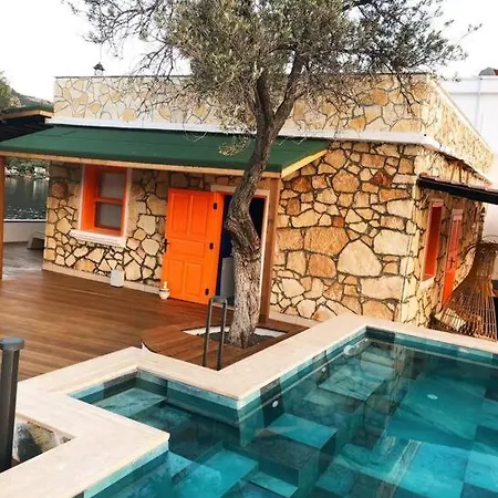 Uc Tarafi Denizli Cevrili Harika Appartement